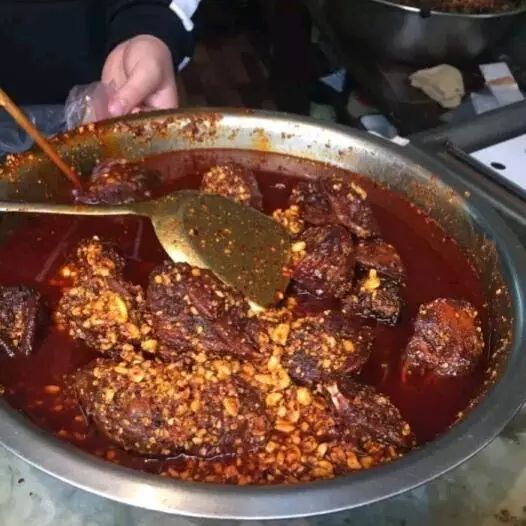 一天卖200个兔头,一天卖出1000只鸡