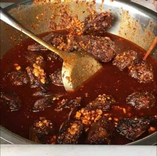 一天卖200个兔头,一天卖出1000只鸡