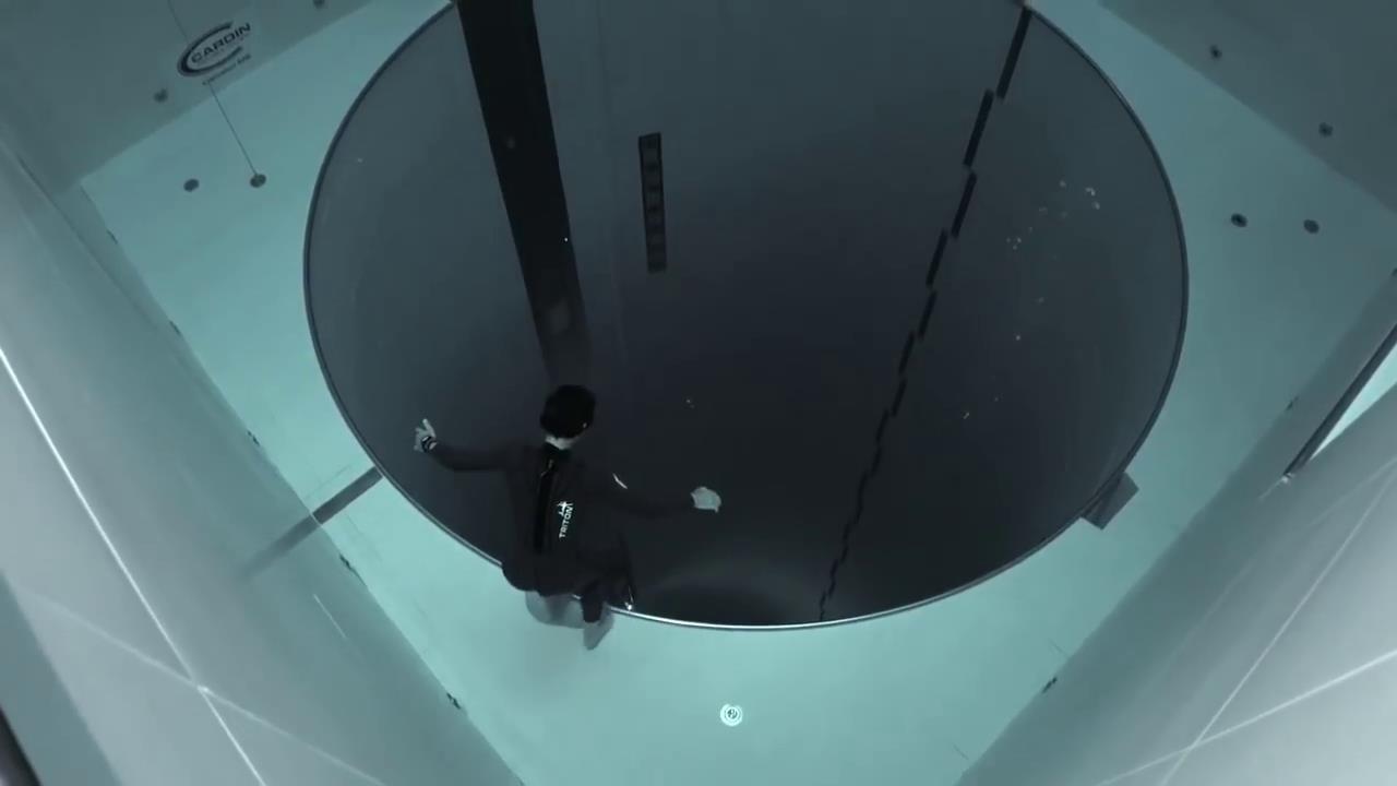 恐怖又刺激的游泳池,超级恐怖的游泳池