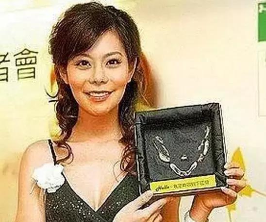 花百万整形60多次被嘲青蛙脸，这个台湾女主持真豁得出去