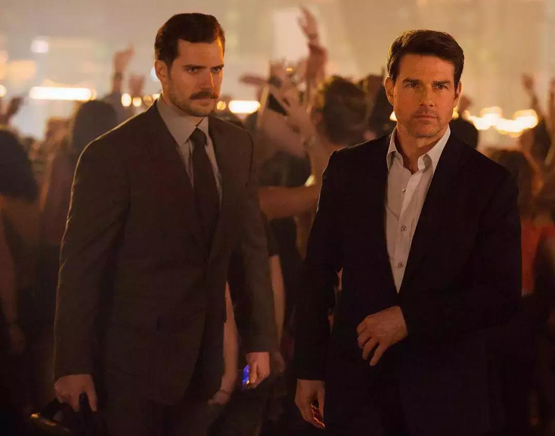 阿汤哥追飞机跳崖,极限高空实力跳伞的阿汤哥