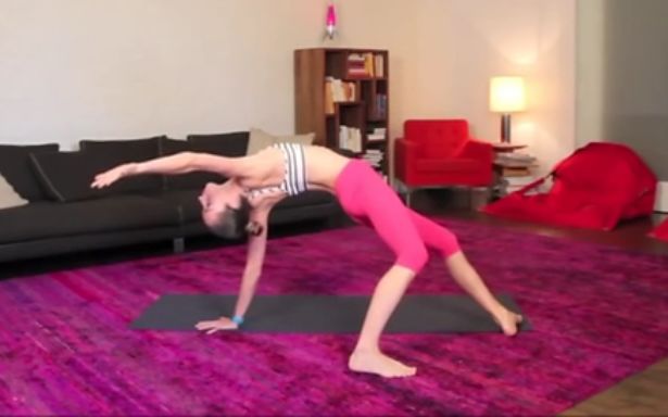 躺着直抬腿的正确训练方法,侧抬腿训练好了走路就有进步了