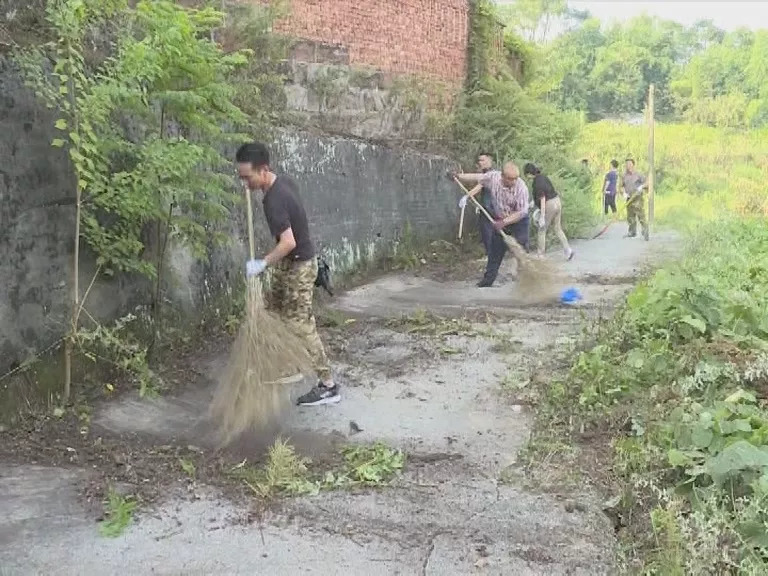 东关镇开展河道垃圾清理工作,乡镇三强化做好河道垃圾清理工作