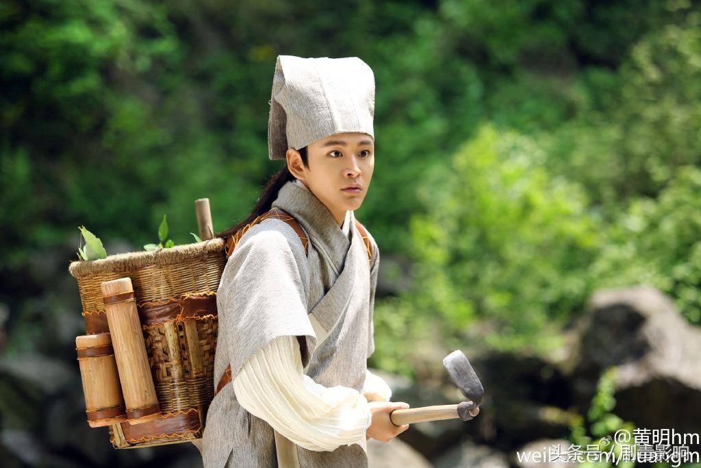 岩男郎出身曾被公司雪藏，与霍建华2度合作出演《如懿》圈粉无数