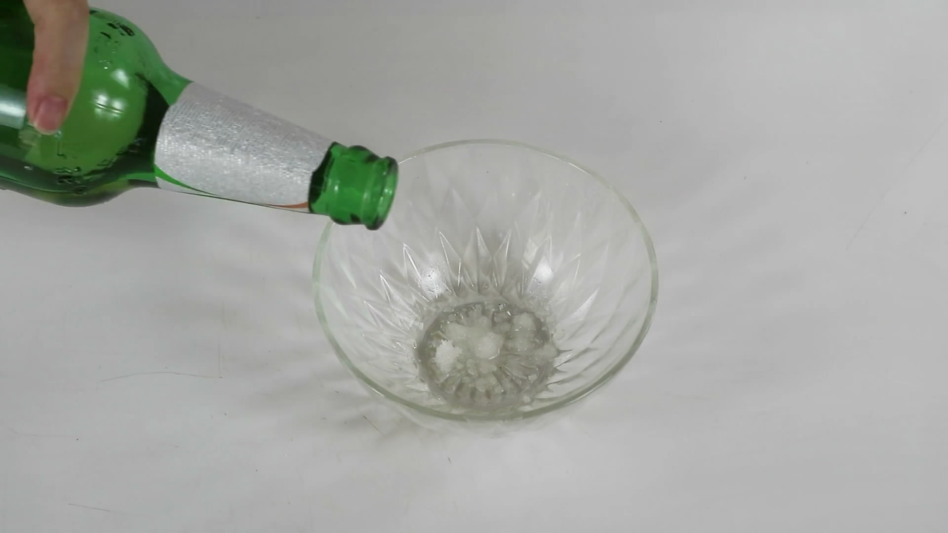 鼻子黑头小颗粒怎么去除,鼻子反复长黑头挤完都是坑