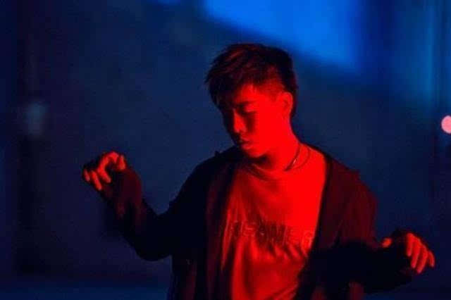 胡彦斌新歌词“别让我再遇见你”引争议，被网友称“消费郑爽”？