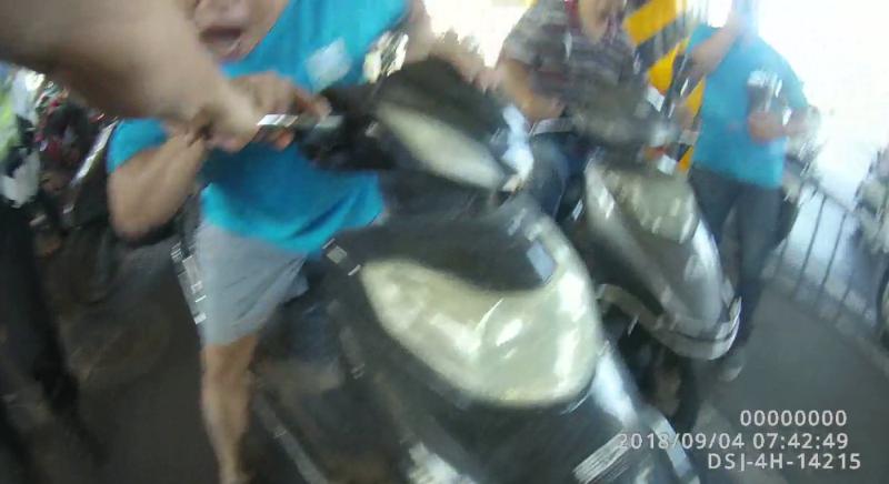 嫌拼车空调不凉女子被司机扔服务区;快递员撞人后蜗居帐篷365天