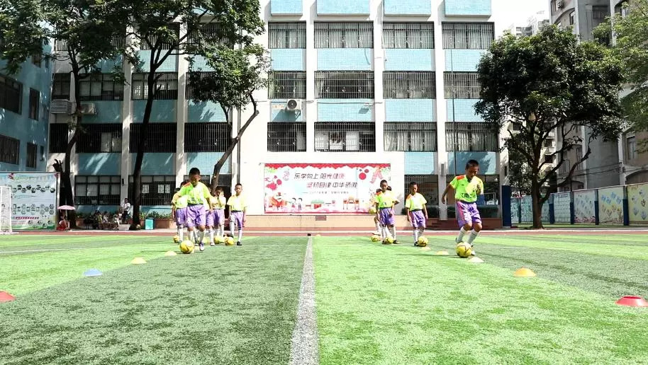 既是体育老师,又是“足球偶像”,这位老师好有“料”