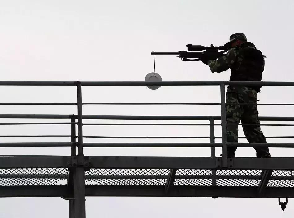 中国枪王徒手接弹壳,解放军最新制式狙击步枪