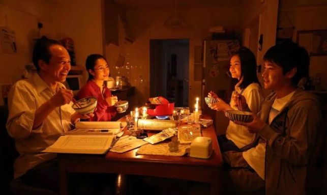 被现代文明“绑架”的家庭有多惨，这部电影拍出了答案