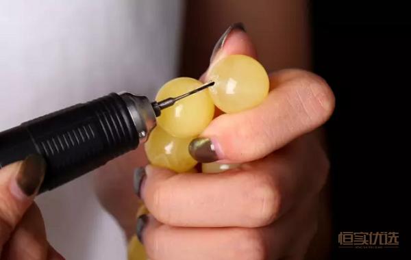 琥珀与塑料的鉴别方法,怎样鉴别琥珀和塑料的区别