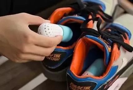 鞋穿久了脚臭怎么解决,洗完鞋后鞋子有臭味怎么永久去除