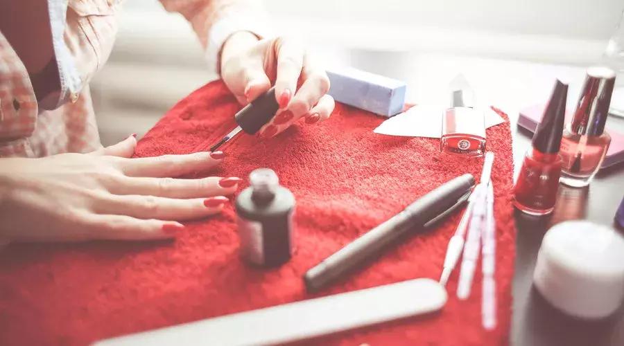 指甲薄做美甲容易得灰指甲吗,美甲之后感染灰指甲