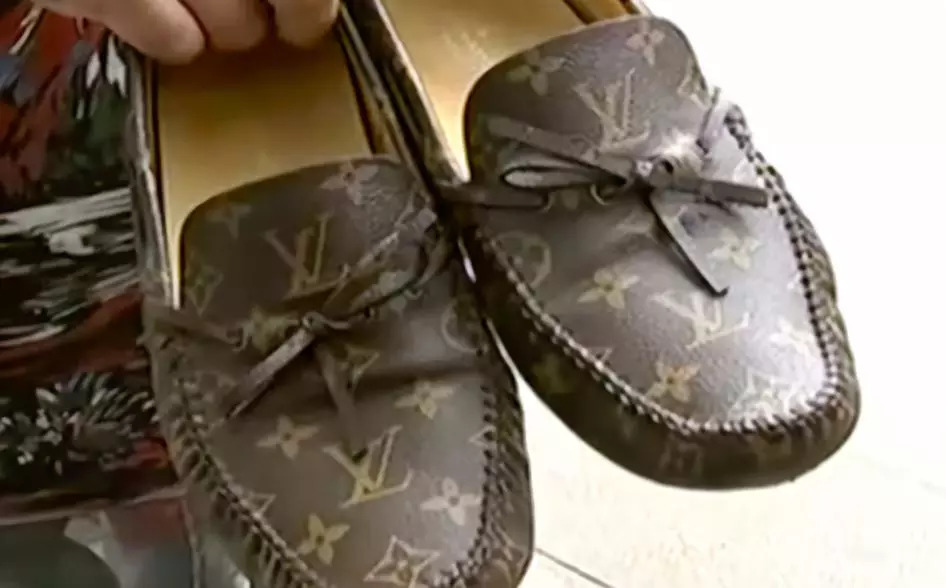 三千多买的鞋穿十几次就开胶裂底,一千多买的鞋不到两个星期开裂