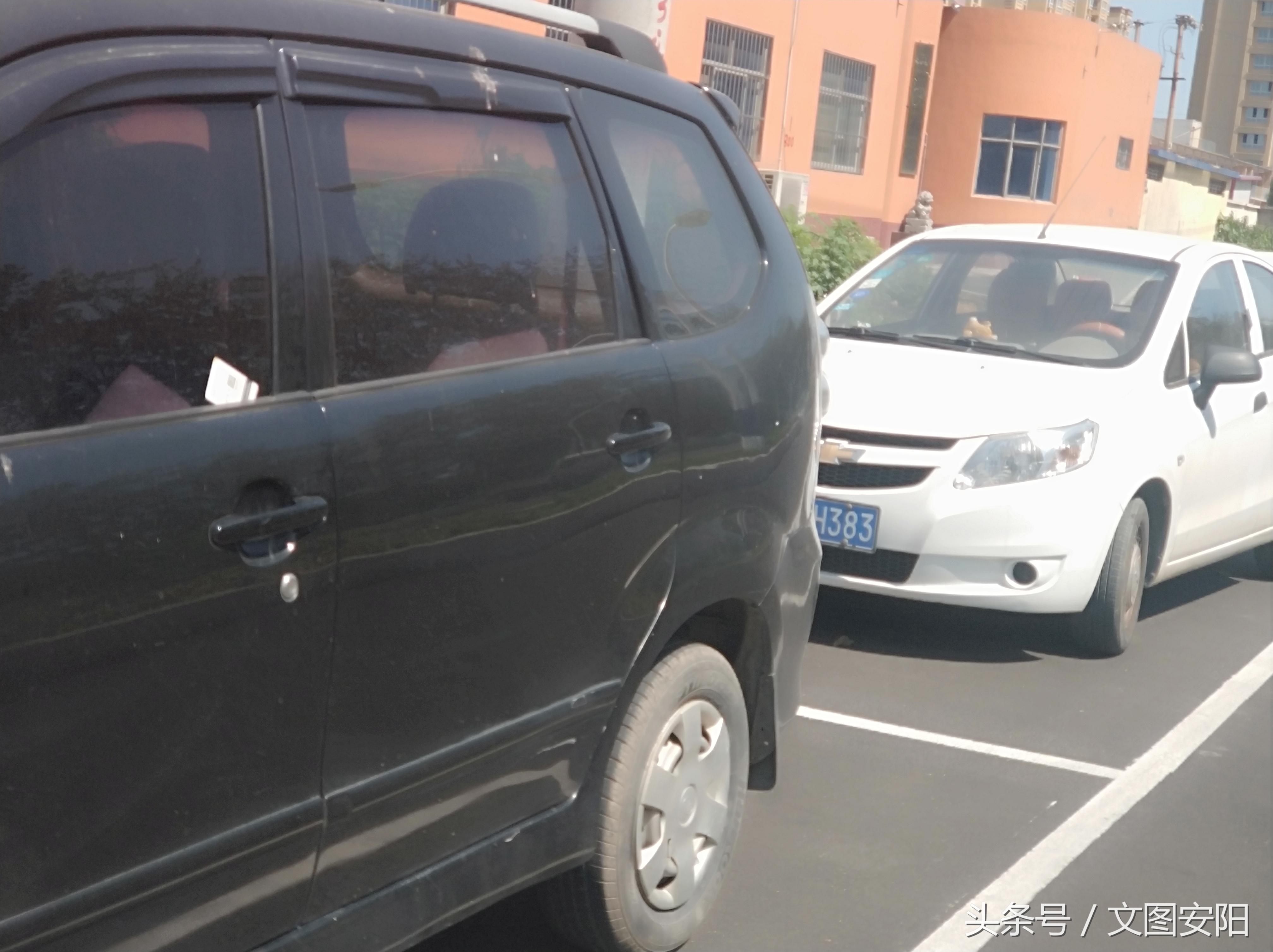 车窗被贴小广告怎么弄下来,车窗塞小广告惹烦车主