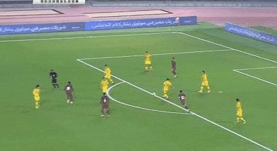 国足连续两次出现致命失误,国足上演63秒窒息操作16次回传gif