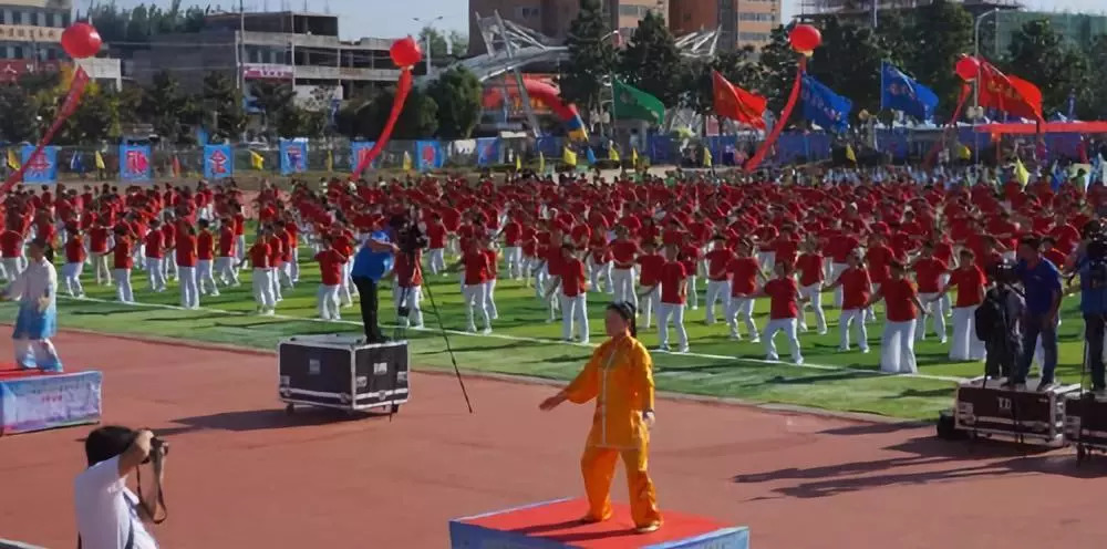 体彩环中原2018自行车公开赛南阳镇平站暨“世界健身气功日”健身气功比赛激情开赛