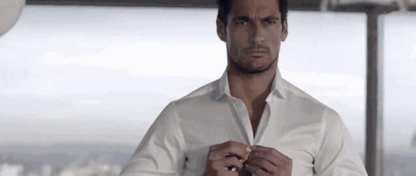 当你有一件纯白的衬衣,洁白的衬衫散发着好闻的味道