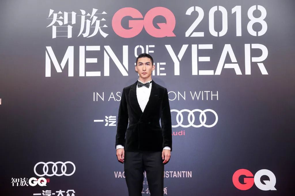 聂远红毯打苍蝇喜提微博热搜,追星赢家聂远小s