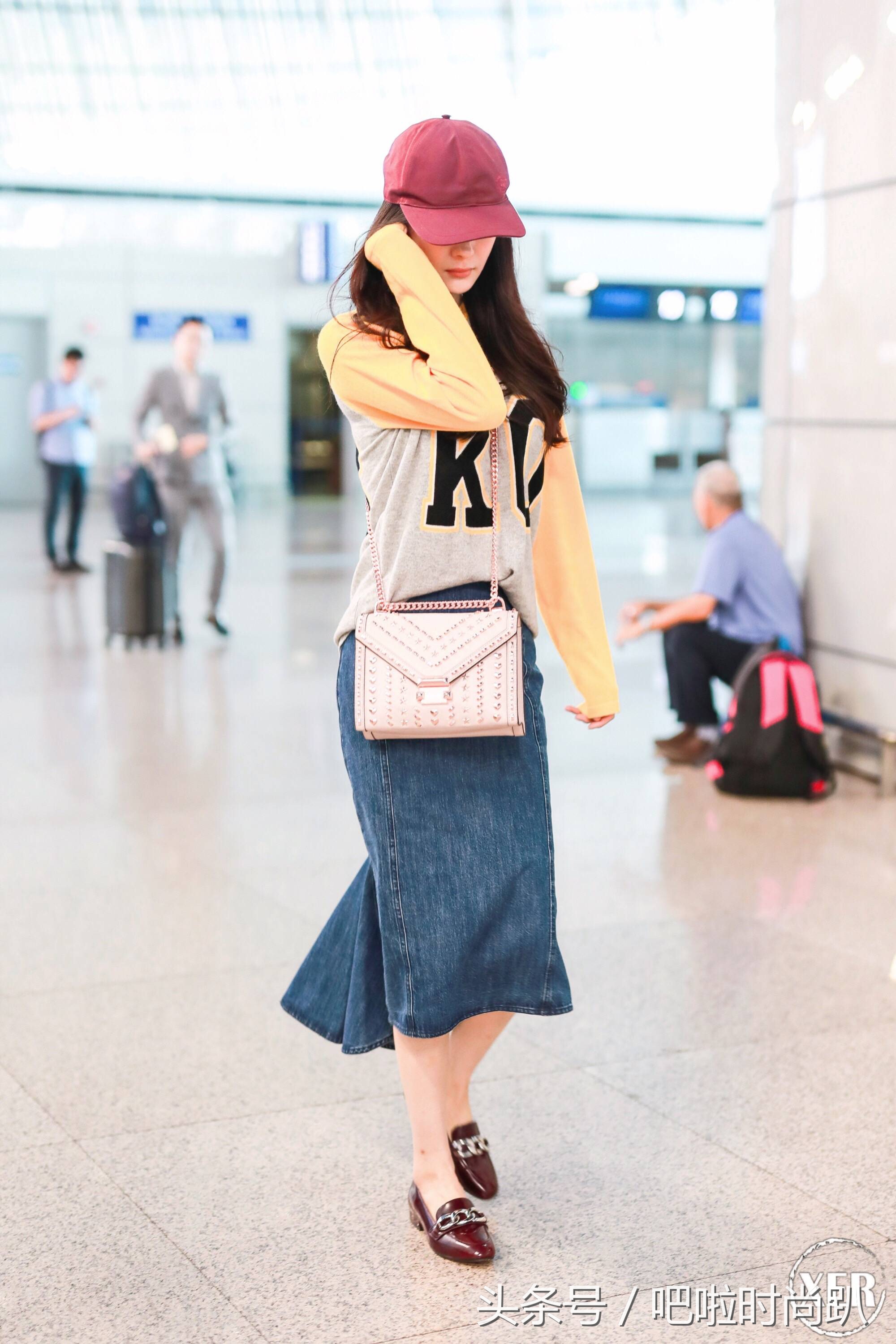 杨幂复出金色礼服,杨幂重返二十年前造型