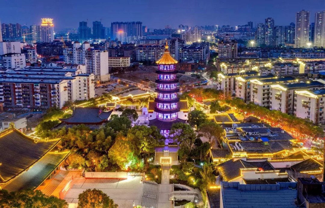 没毕业就创业！这个92年的霸道总裁，3年连开4家酒店口碑爆表，好评率94%