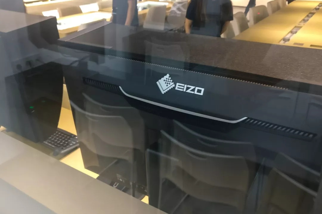 价值百万的电影摄影机,200元的摄影棚