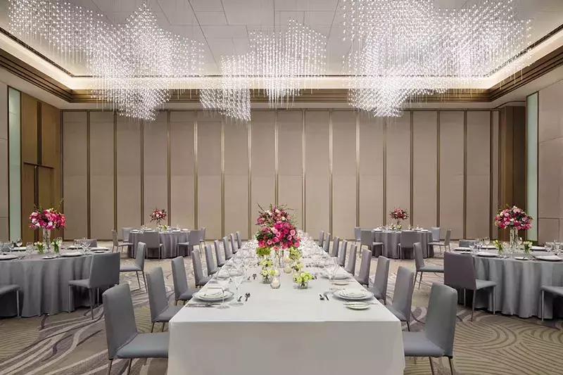 王子饭店曾经的女老板，在北郊盖了栋楼，里面放了1600件瓷器