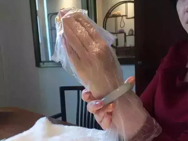 手镯戴不进手上怎么办,手镯胖了摘不下来有什么玄学