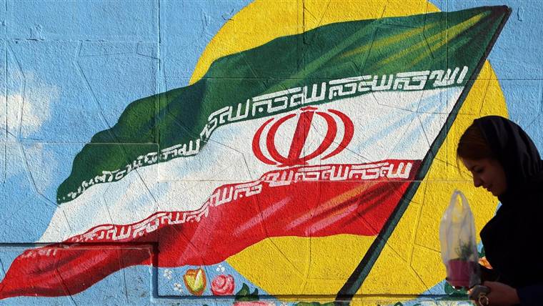 伊朗为何禁止影视剧女性吃黄瓜？还曾给罗马足球俱乐部队徽打码