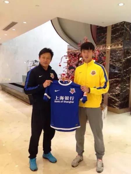 从年薪百万到月薪一千欧，留洋的黄威仍在等待自己的“穆里尼奥”