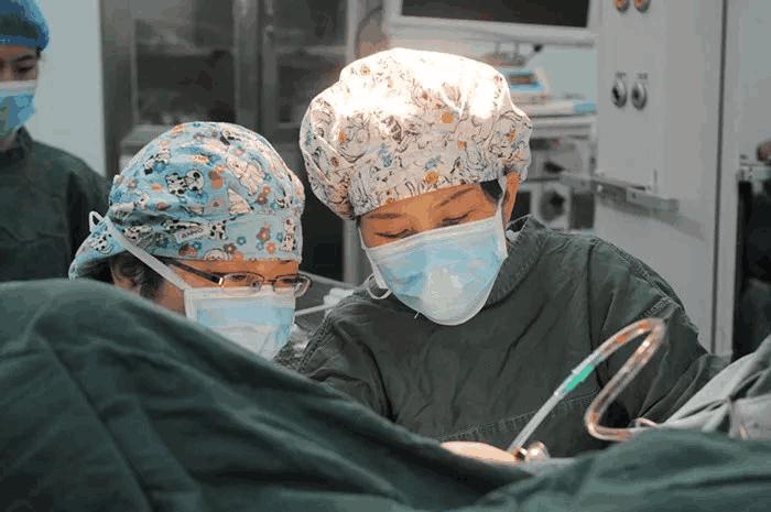 笑着笑着就*禁失**了？十分钟解决四年的尴尬