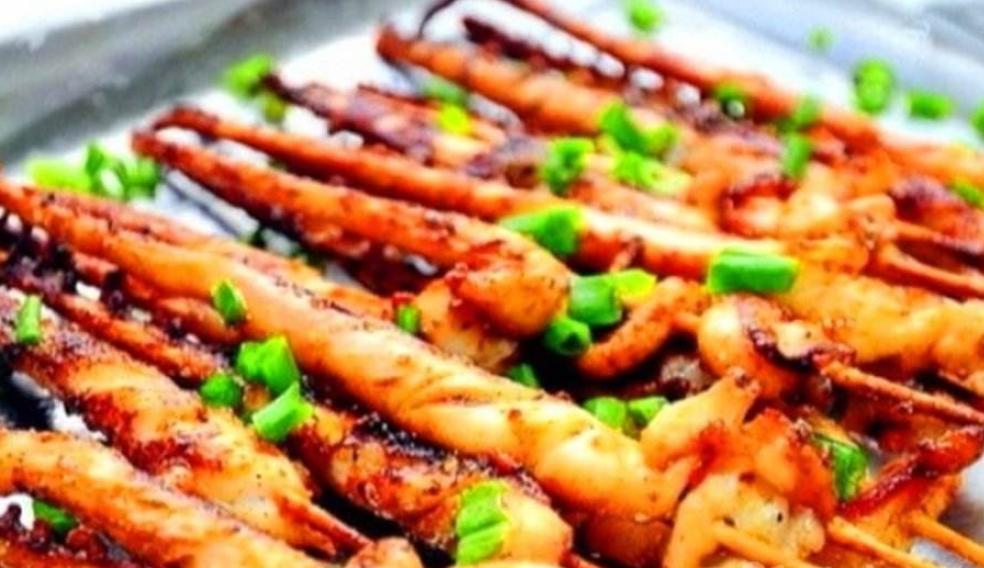 火爆的街边小吃铁板鱿鱼的做法,街边铁板鱿鱼用的是哪种鱿鱼