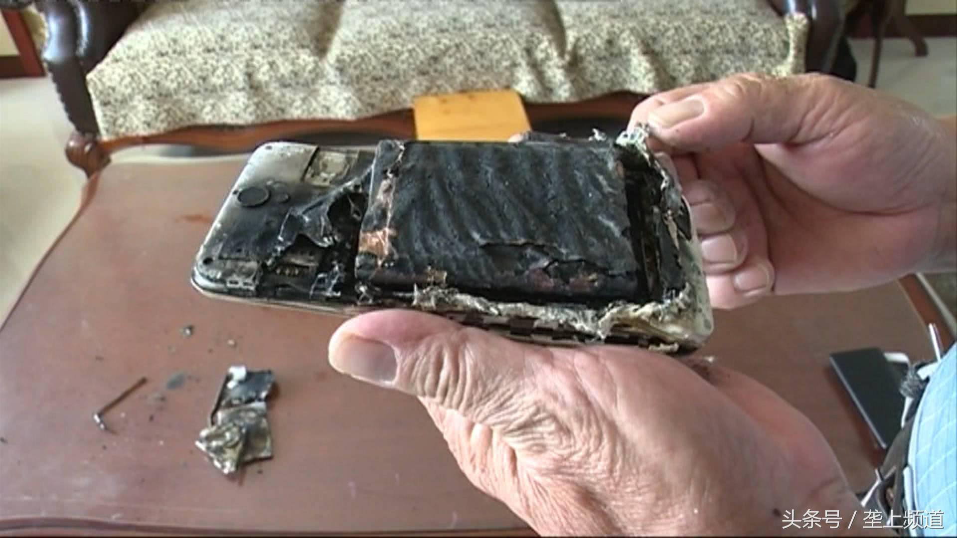 边玩手机边充电手机就爆炸的视频,手机充电处有股焦糊味会爆炸吗