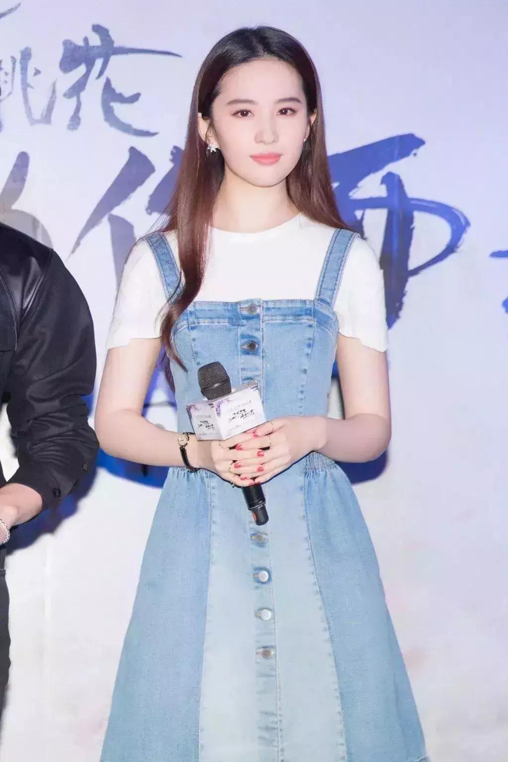 平胸妹子穿什么裙子好看,平胸穿什么类型的裙子更好看