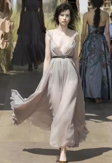 平胸妹子穿什么裙子好看,平胸穿什么类型的裙子更好看