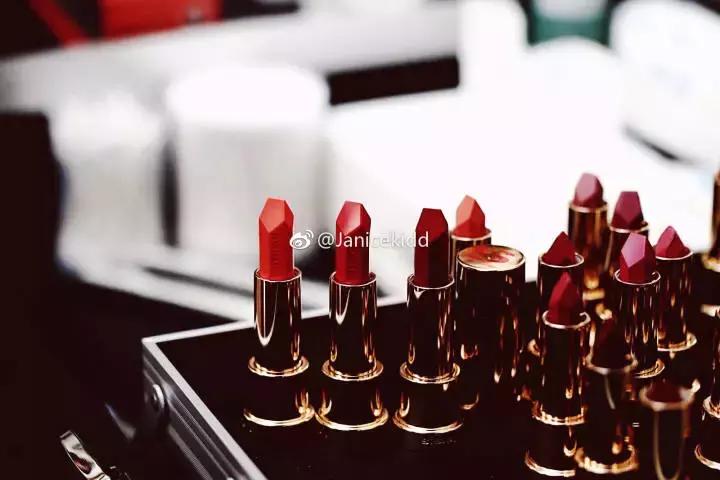 捂好钱包！2018秋冬新品来袭!YSL变方了?Chanel口红出气垫的了