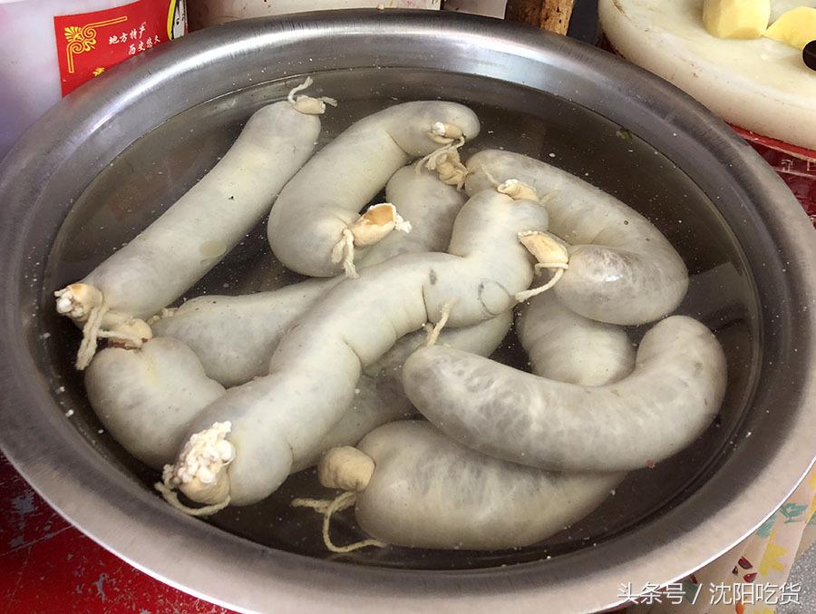 从这里打包4盒炒菜，回家路上，我没忍住偷吃了好几口！