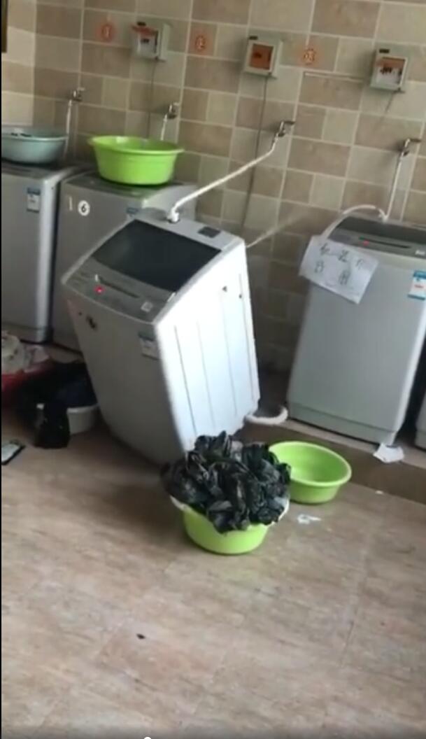 新洗衣机第一次使用转不动,洗衣机脱水时噪音巨大震动移位