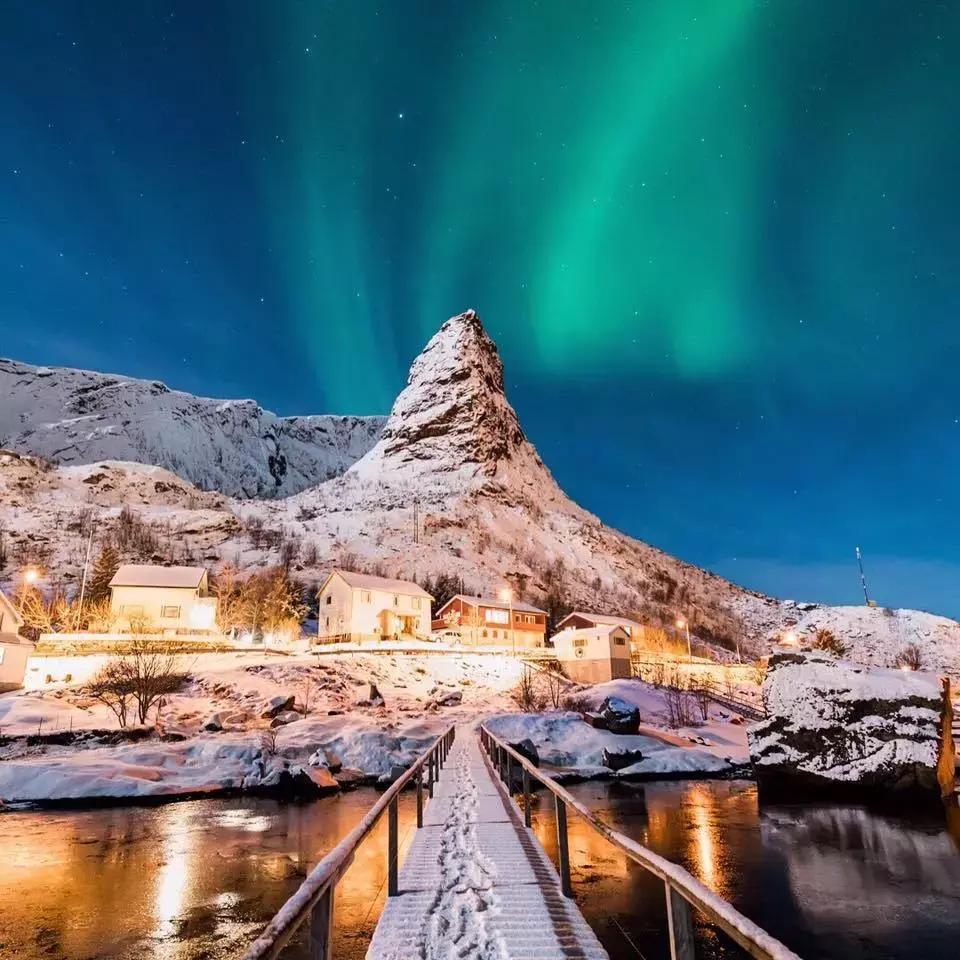 小木屋，玻璃顶，火山温泉，住这些酒店，get最cool极光姿势