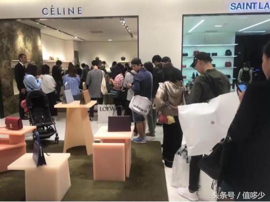 CÉLINE变CELINE?造假商肆意抄袭爆款,你还敢去买吗?
