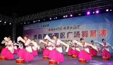 早高峰公交车上老人,早晚高峰公交车上的老年人