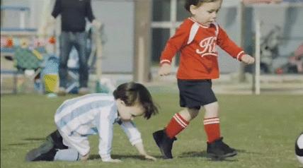 梅西儿子喜欢足球吗,梅西头号迷弟迷你罗