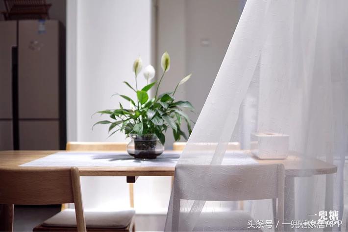 年轻人,谁不是一边感叹房子小,一边在小房子里拼命折腾?