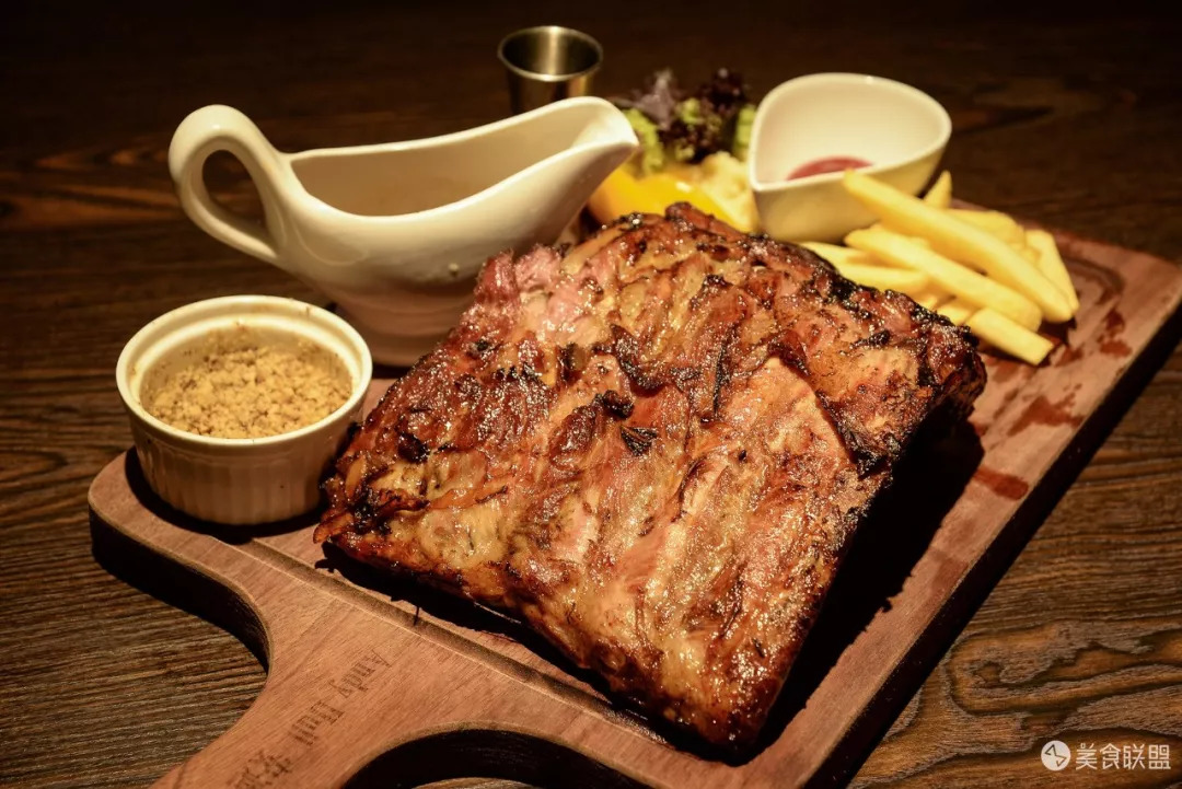 每天都有大量肉食动物到昆明废旧工厂，狂啃50CM高的火焰战斧牛排