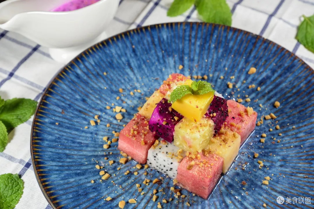 每天都有大量肉食动物到昆明废旧工厂，狂啃50CM高的火焰战斧牛排