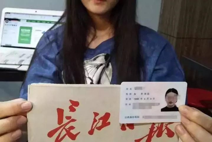 手持身份证拍照片后果会怎样,本人拿起身份证拍张照片有危害吗