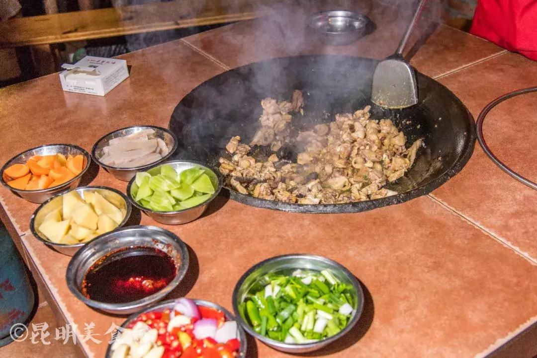 藏在昆明老厂房里的柴火鸡，一款酱料价值百万，连续排队5年
