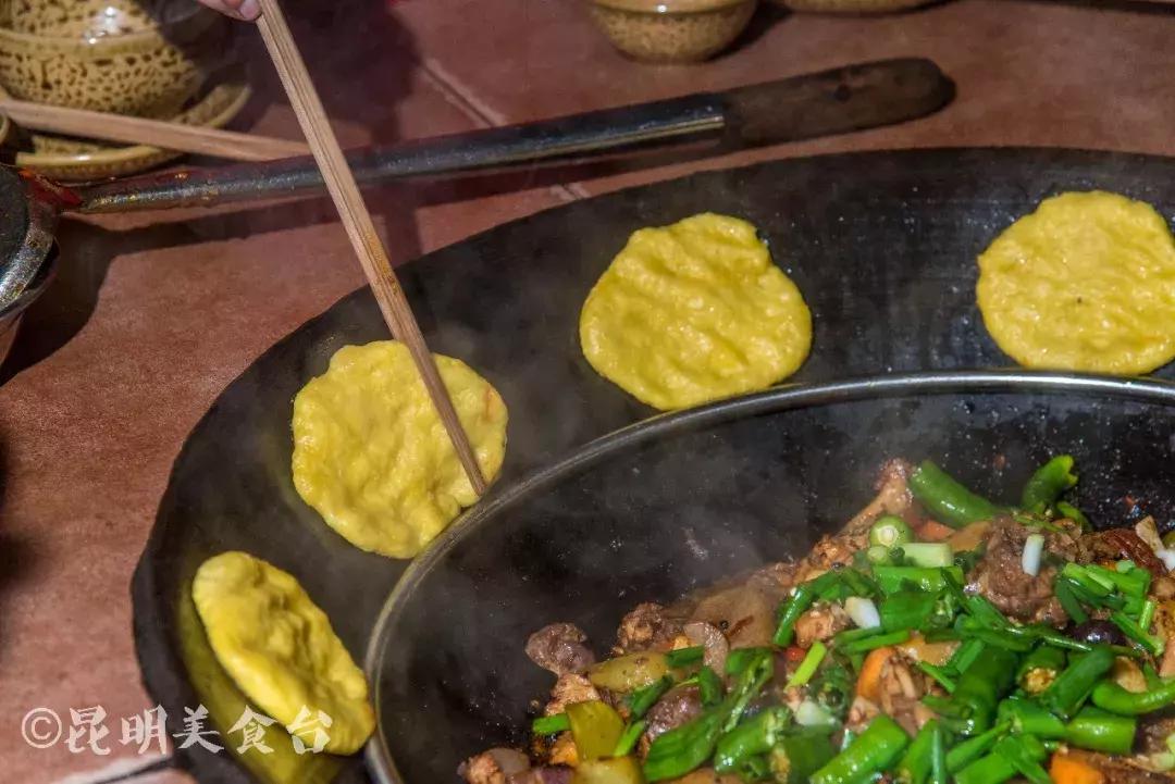 藏在昆明老厂房里的柴火鸡，一款酱料价值百万，连续排队5年