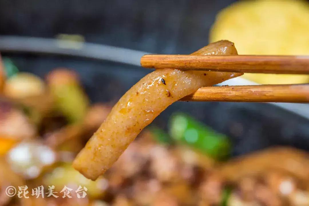 藏在昆明老厂房里的柴火鸡，一款酱料价值百万，连续排队5年