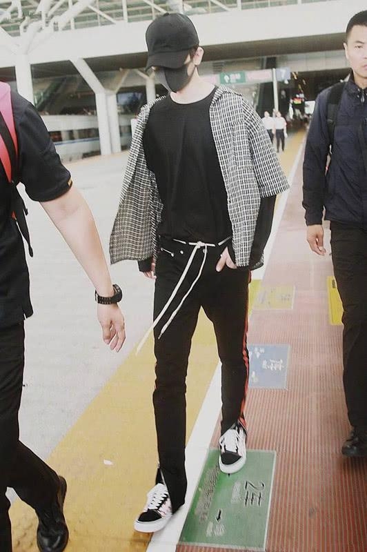 特别喜欢马天宇干净利落的样子，但他把鞋带系在西裤上，太任性！